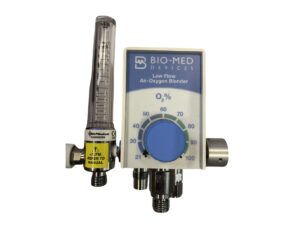 BIO-MED low flow mixer m. 0-15 ltr. i venstre side og bleed on/off i højre side, komplet med klo, slanger, in-line regulator og stiknipler