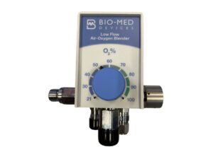 BIO-MED low flow mixer m. 0-30 ltr. i venstre side og bleed on/off i højre side, komplet med klo, slanger, in-line regulator og stiknipler